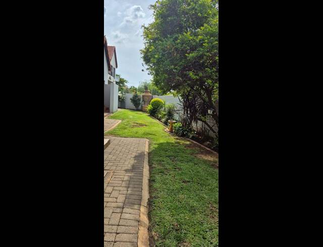 3 BEDROOM TOWNHOUSE FOR SALE IN MIDSTREAM ESTATE